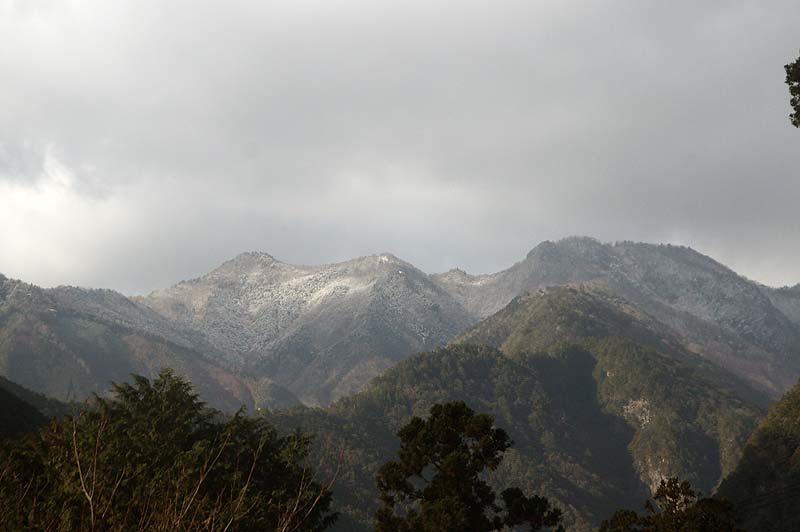 雪が積もった山の様子