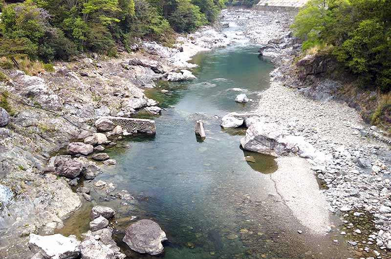 落滝橋からの川の様子