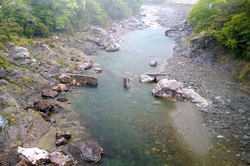 落滝橋からの川の様子
