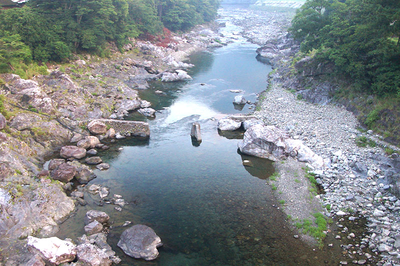 落滝橋からの川の様子