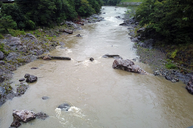 落滝橋からの川の様子