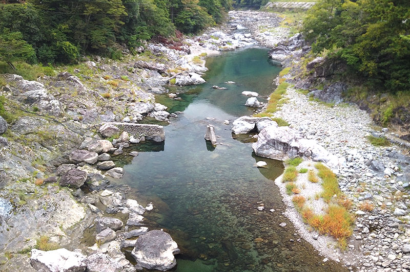 落滝橋からの川の様子