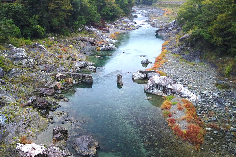落滝橋からの川の様子