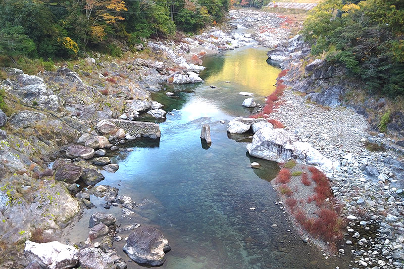 落滝橋からの川の様子