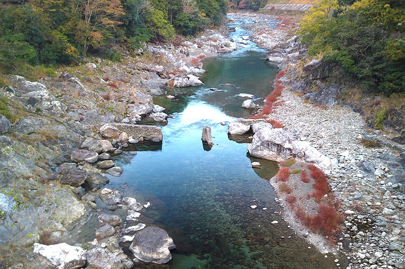 落滝橋からの川の様子