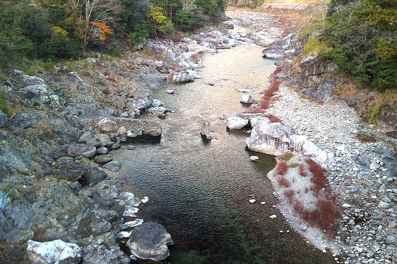 落滝橋からの川の様子