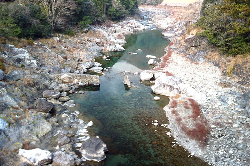 落滝橋からの川の様子
