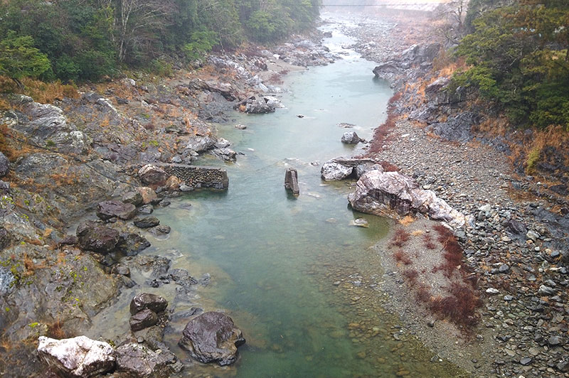 落滝橋からの川の様子